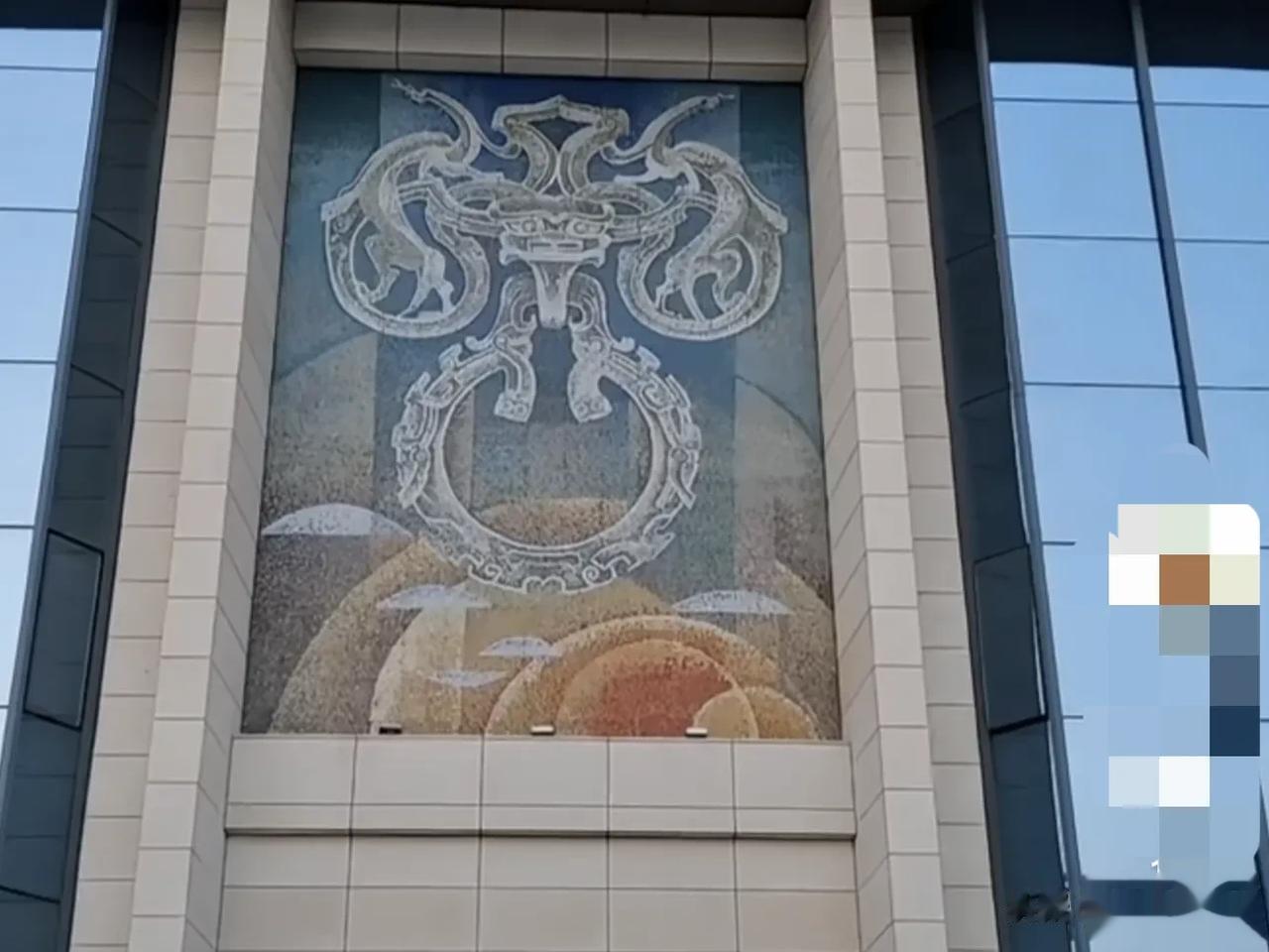 在石家庄解放纪念馆，也就是石家庄老火车站正里面的墙面上，有两幅大型的马赛克壁画，
