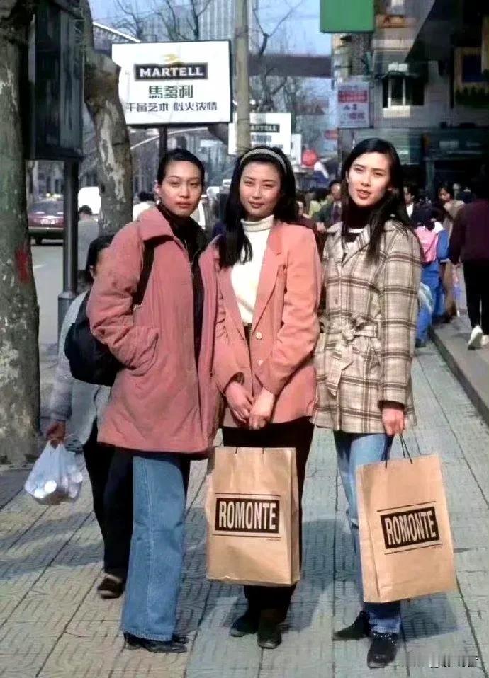 1995年的上海女孩。当时，她们的穿着还是挺时尚的，完全不逊于现在。
尽管如此，