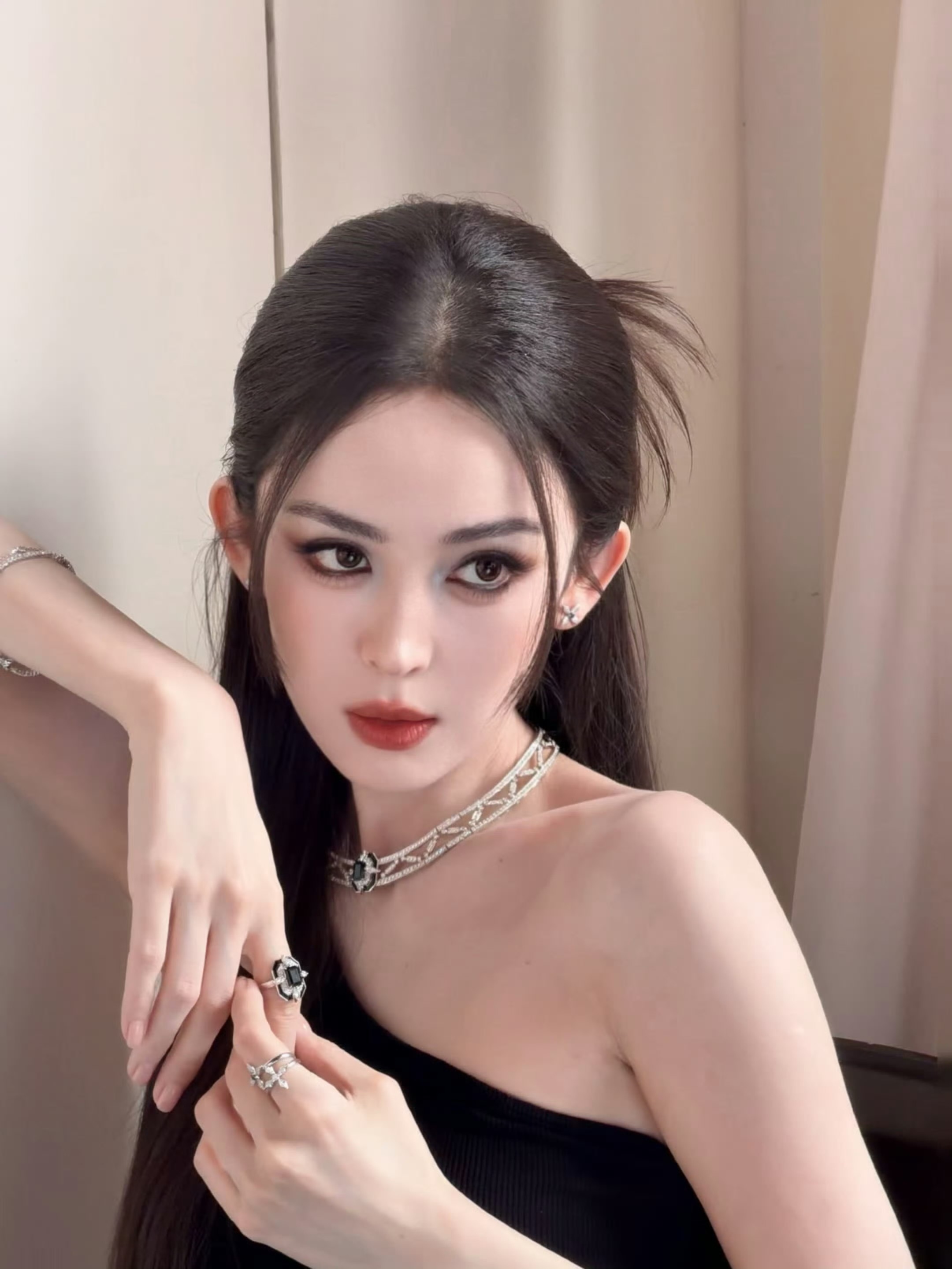娜扎的live图状态已达到真神级别...真美女就要多多拍戏多多代言，出现在大屏幕