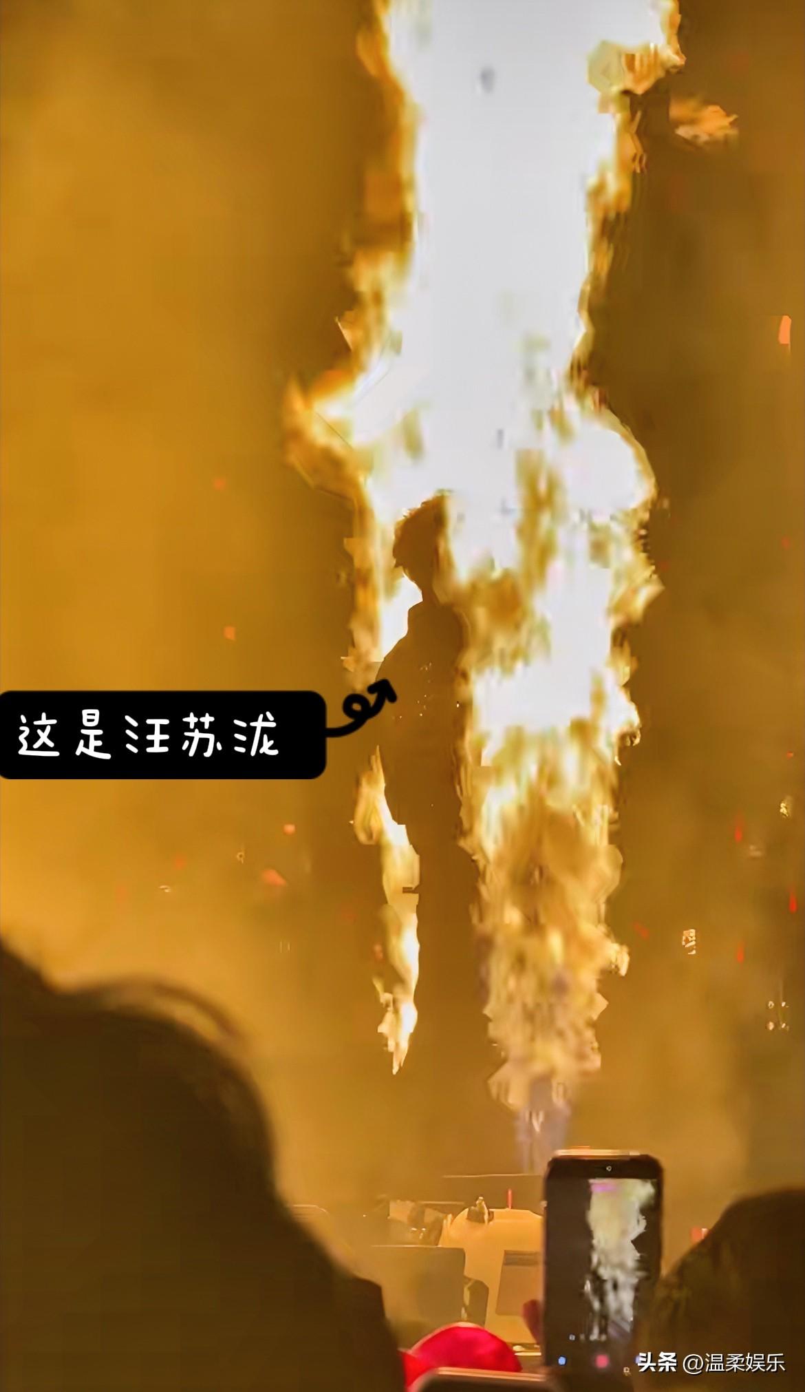 汪苏泷引火烧身！
看着好危险啊⚠️
舞台出事故了？
帅飞了这个角度[比心][比心