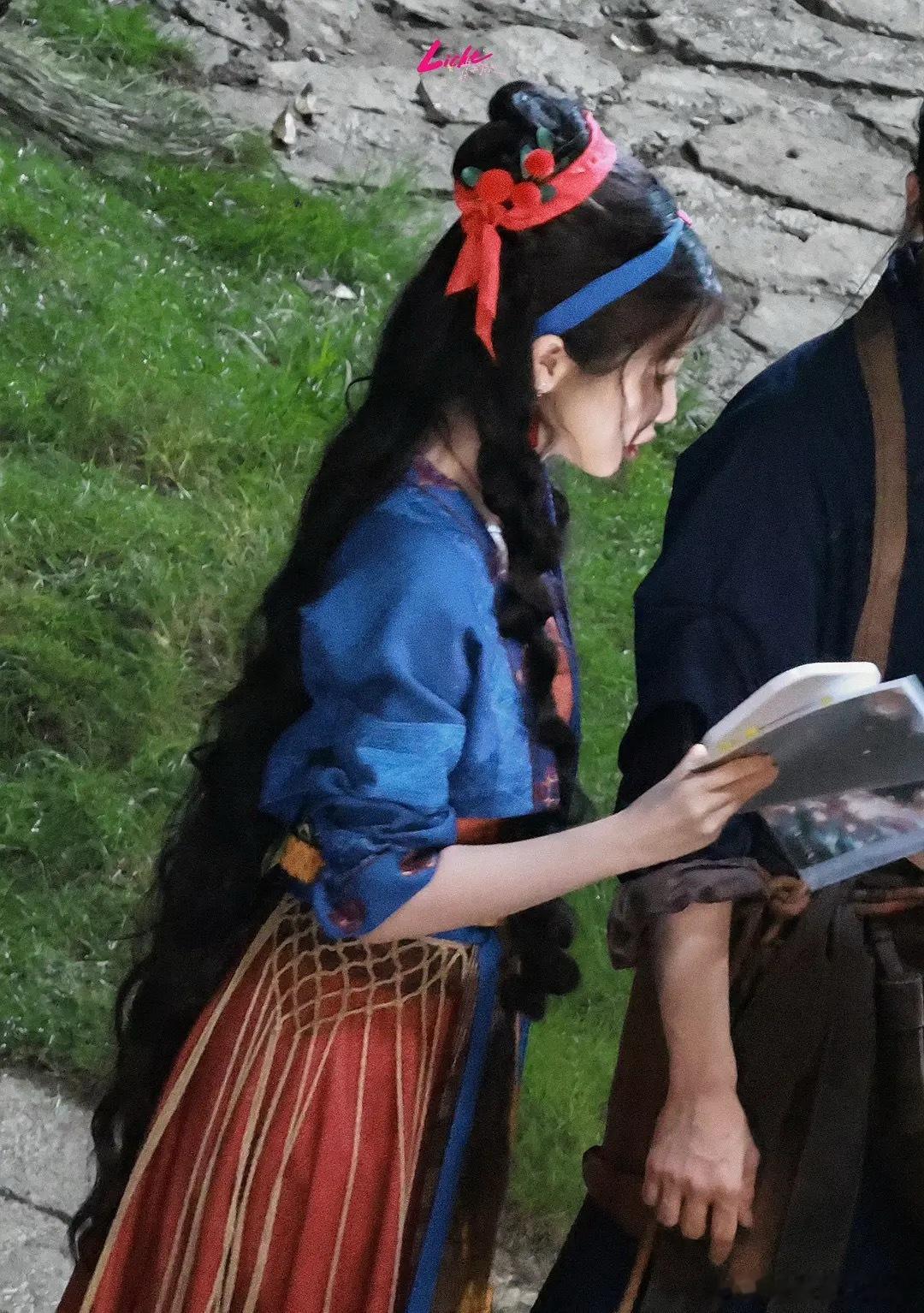虞书欣真的是随身携带打光板，一边看剧本、一边欣赏自己的绝世美颜，还能给代拍提供无