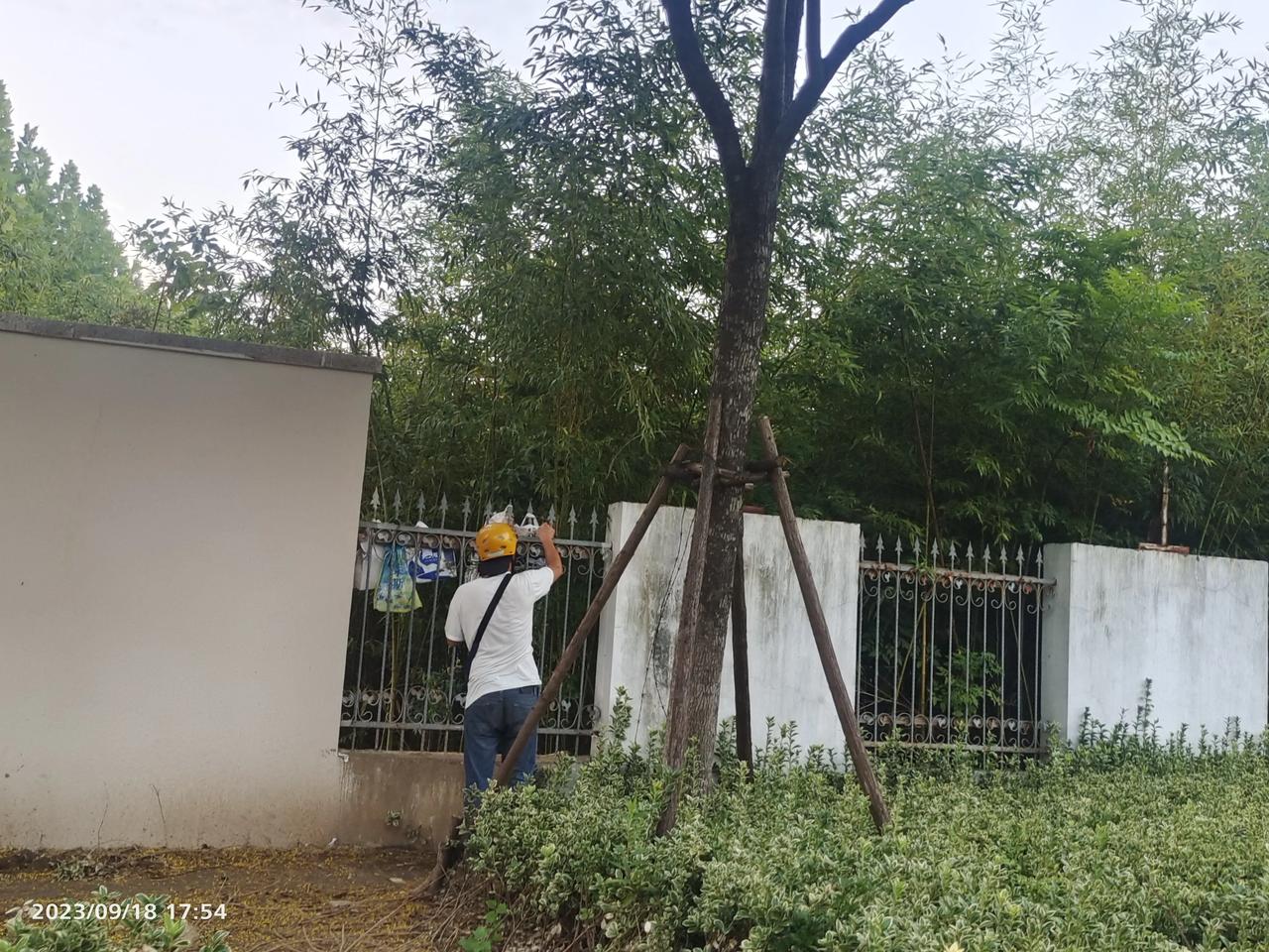 这是今天从大学校门口路过看到的情形。
这一代大学生都是怎么了？不知道上学花了父母