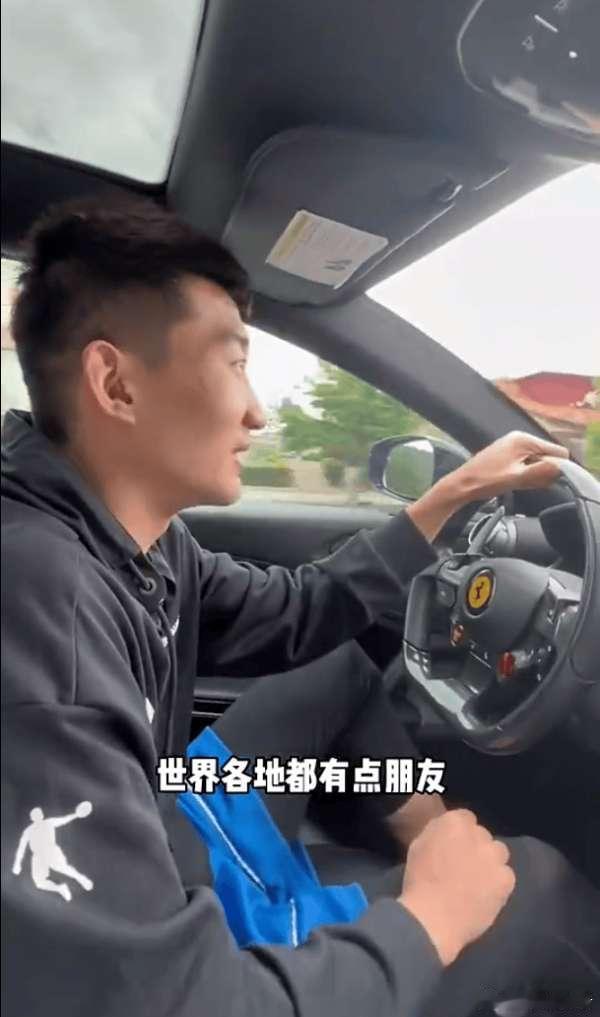 等到下个赛季开打，孙铭徽一回头，才发现身边熟悉的队友基本都走了。胡金秋朱俊龙被各