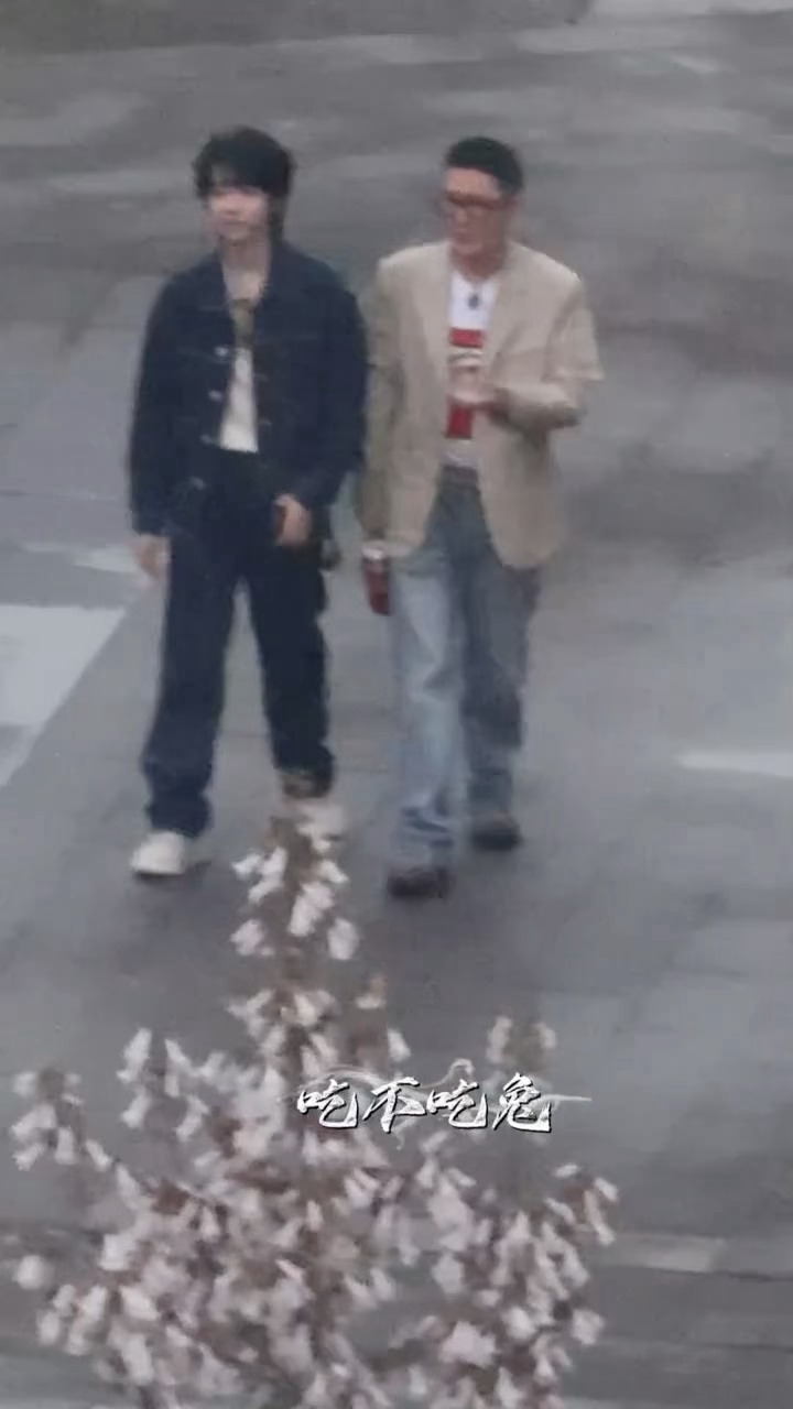 太会社交了这个贺峻霖贺峻霖刘冲热聊贺峻霖刘冲勾肩搭背热聊