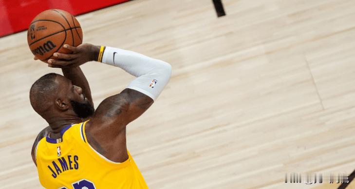 詹姆斯记录终止，1.5万打水漂，为何最后传球？
昨天湖人打猛龙，赛前有个人押了1