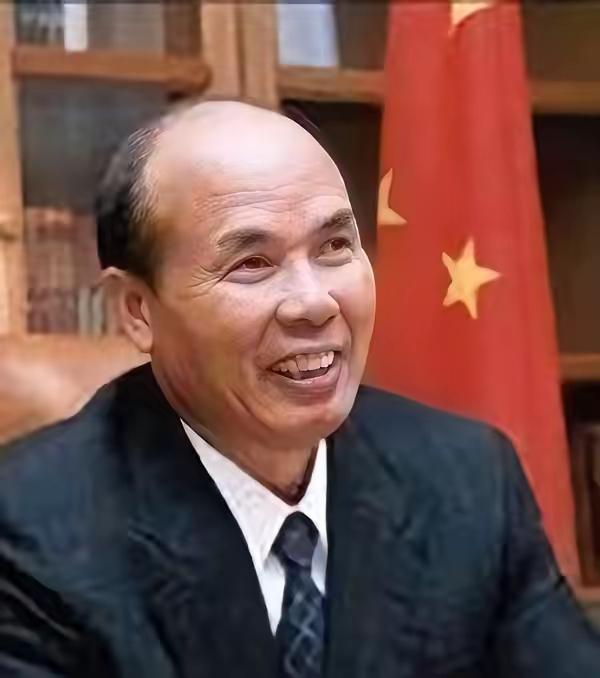 陈辉光，男，1938年11月生，广西玉林人。1961年毕业于江西煤矿学院采矿系｡