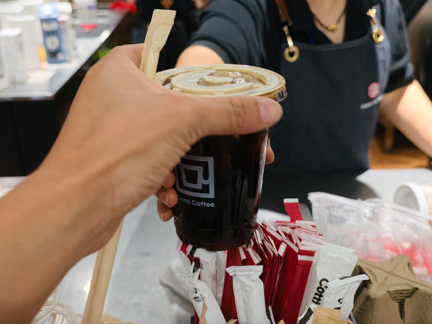 今天车展拍完了，馆里找咖啡喝，看到瑞幸进去问要冰美，说没冰了，我：……然后走两步