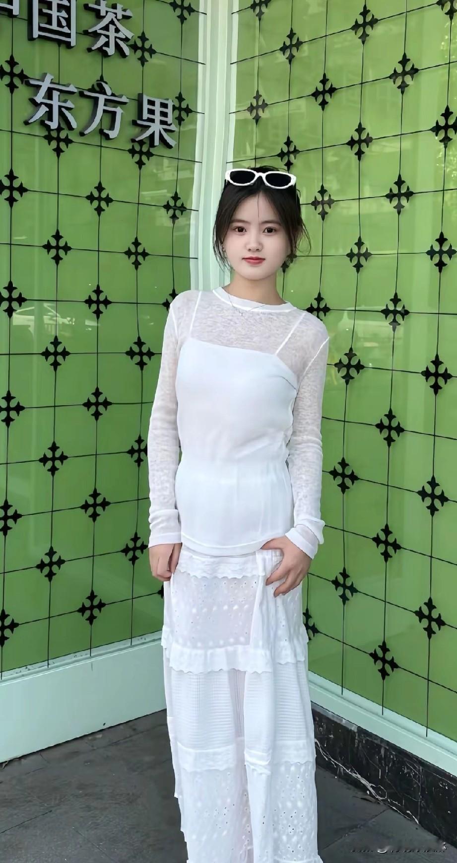 清新穿搭，白色蕾丝裙搭配墨镜，元气满满！