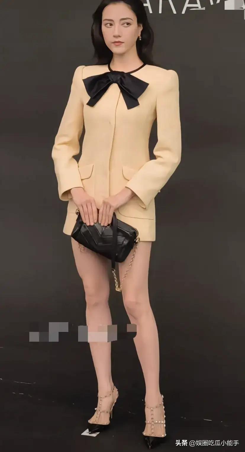 娜然长得好看，身材也好，就是眼神和神情总给人一种带点凶狠的样子，不够温和。
娜然