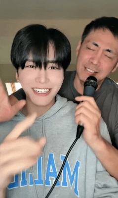 邵兵直播亲了邵子恒邵兵邵子恒直播同框宇宙闪烁请注意 看邵子恒直播被这对父子暖到了