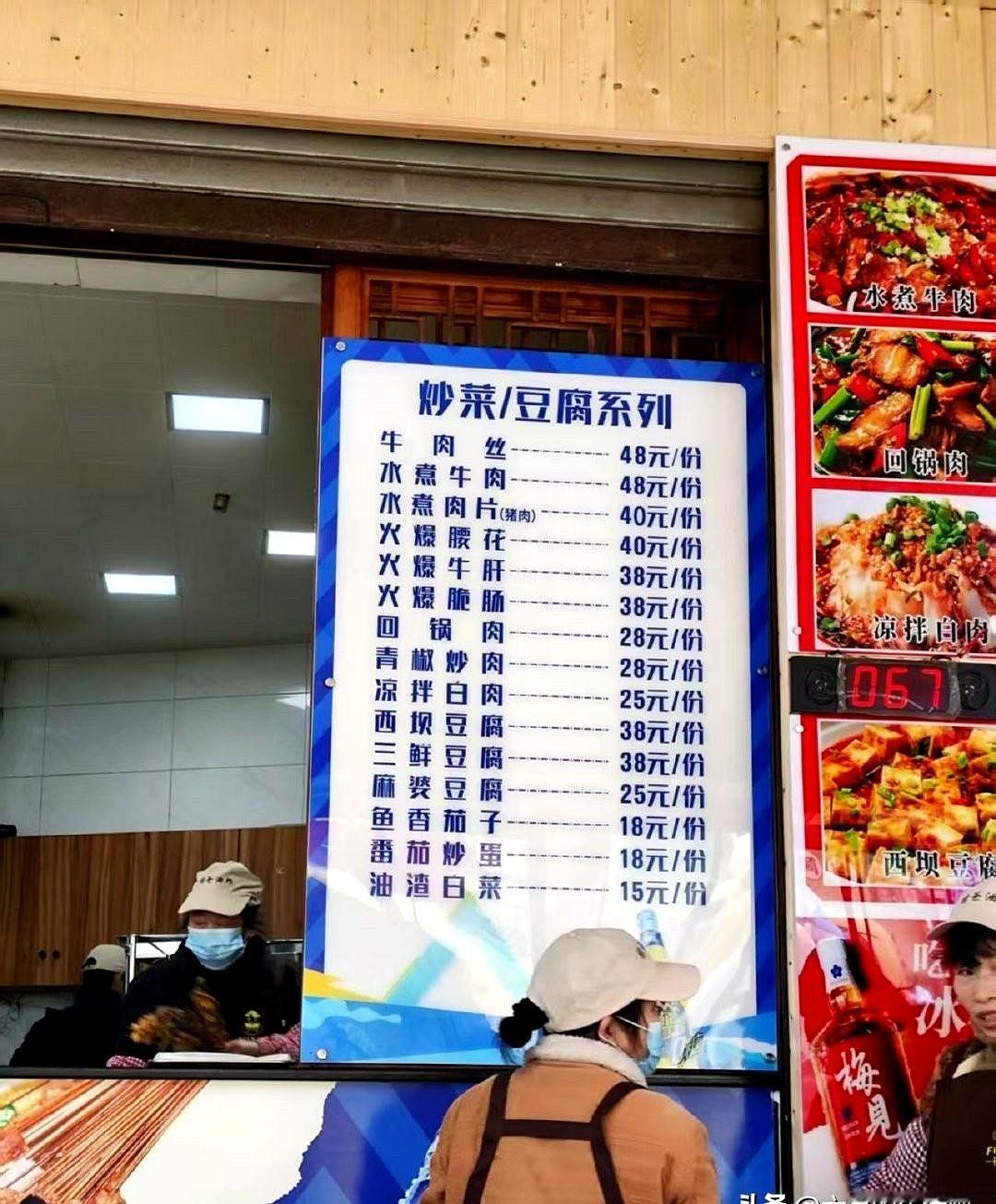 王鹤棣爸爸这家店，最近又被粉丝“补了一波”。
一开始大家都说，儿子太火，把店也带