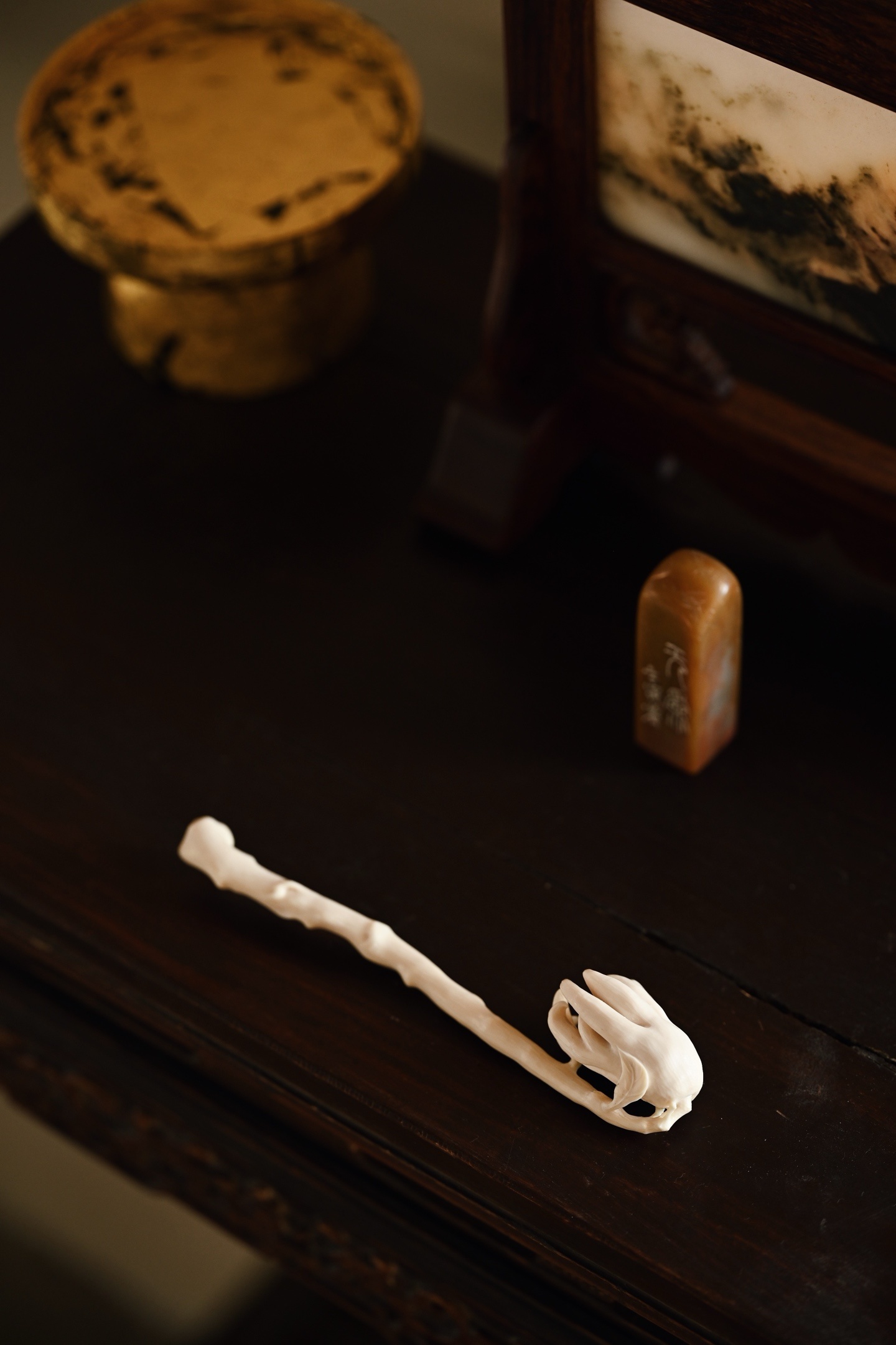 猛犸 | 佛手 小如意如意整雕而成，枝干蜿蜒遒曲，佛手俯仰生姿，秀雅生动，宛若天