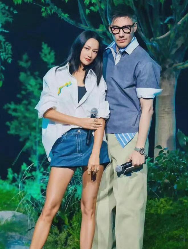 为啥没在一起太熟不来电、性格不合拍，多次告白阴差阳错错过。瞿颖坦言，朋友比恋人更