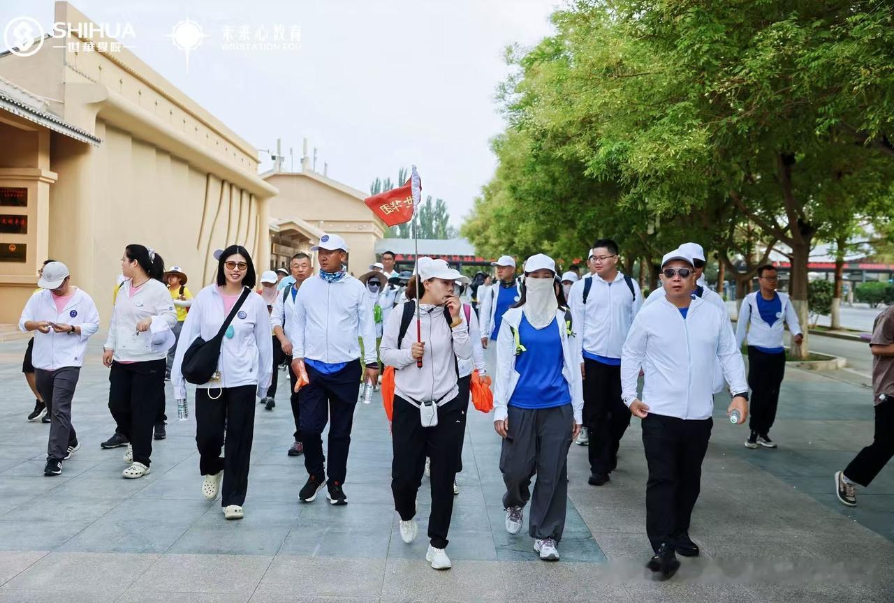 玄奘信仰之路·旅游日
鸣沙山：千年驼铃，回响信仰的力量。
月牙泉：一湾碧水，坚守