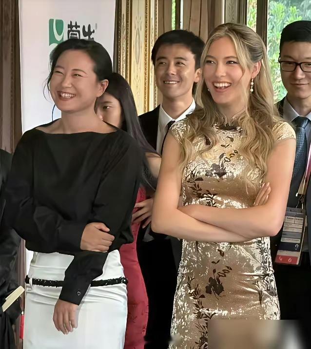 贾玲亲口认了，那100斤，确实白减了。 闭关一年，饿到109斤，腹肌都练出来了。