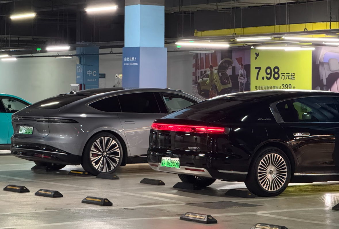 蔚来ET9、尊界S800同框，两款风格截然不同的旗舰轿车，市场结局也很不一样。还