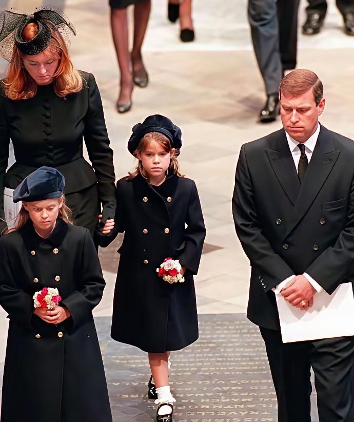 “相由心生”，说的就是安德鲁一家吧！
三十多年前，安德鲁一家子出场，还能成为焦点