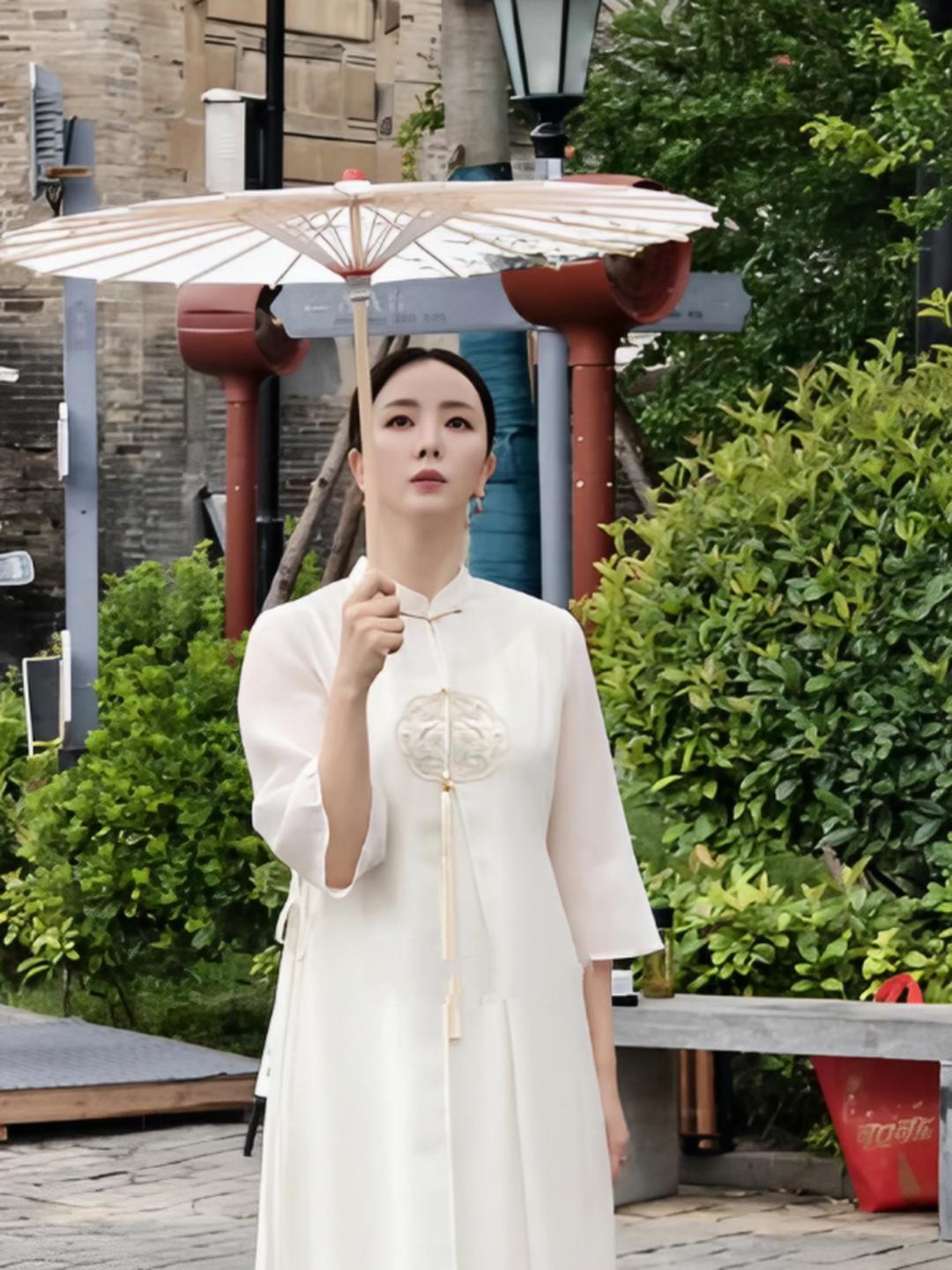 央视前主持人李思思一身中式风现身毫州，她脑后轻挽着发髻，皮肤白皙，身材高挑，这件