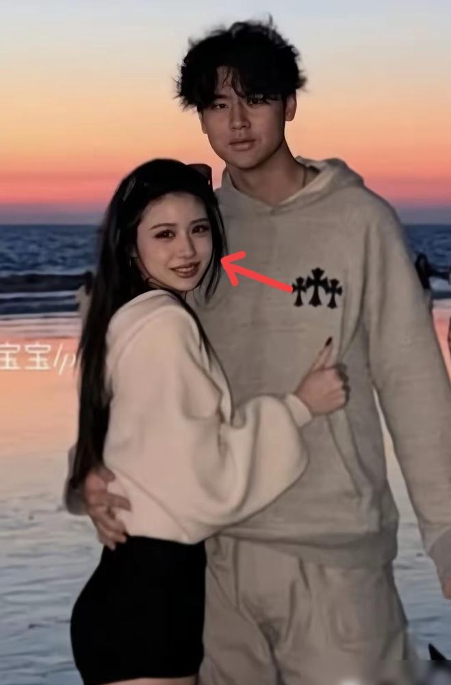 汪峰看到女儿男友不吭声了
​
森林北看到继女男友也不吭声了
​
谁能想汪峰这如花
