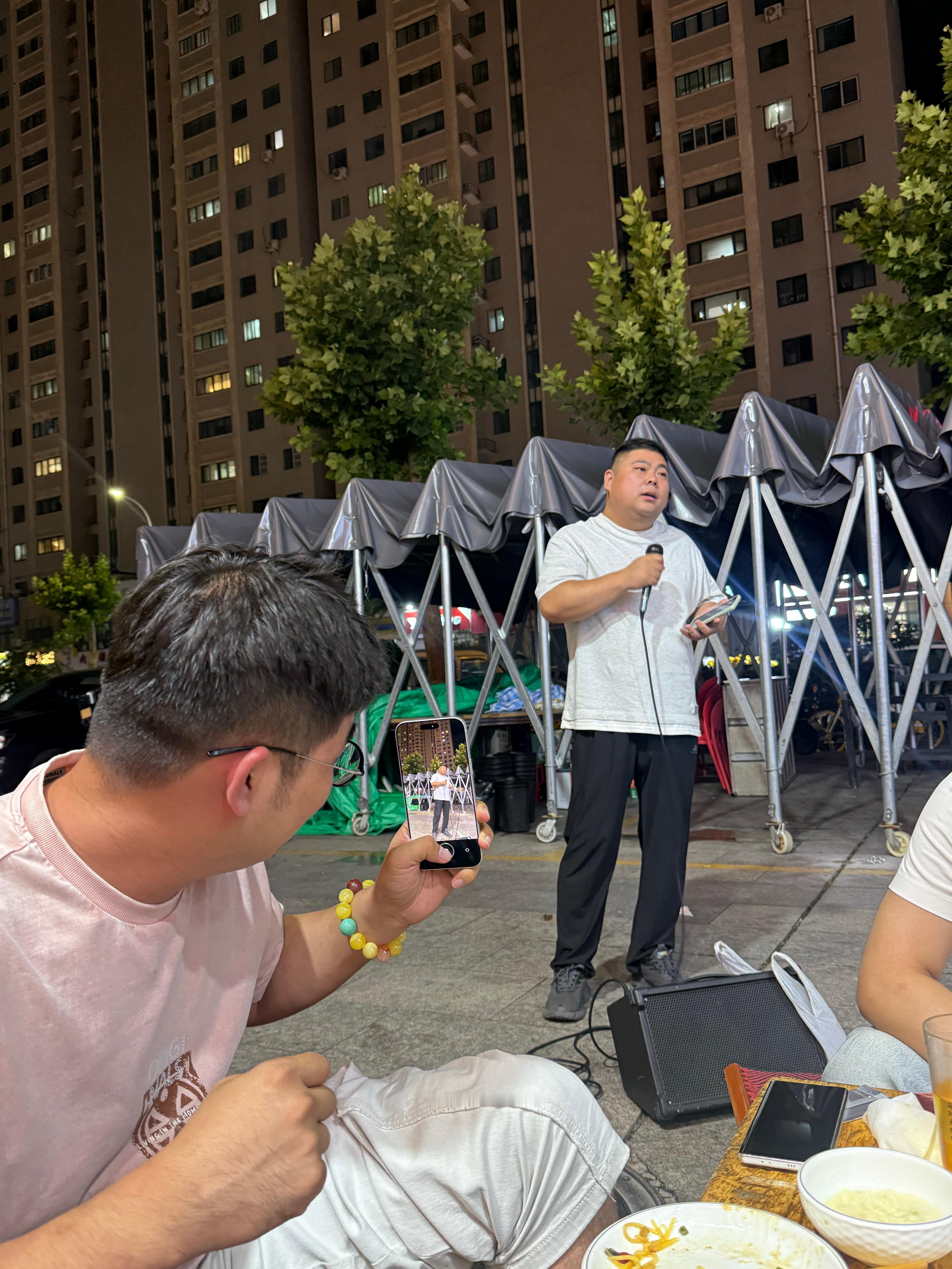 昨晚跟歌手点我最爱《我怀念的》这首歌，结果大哥不会唱。奔哥说那就听一首他最爱的吧