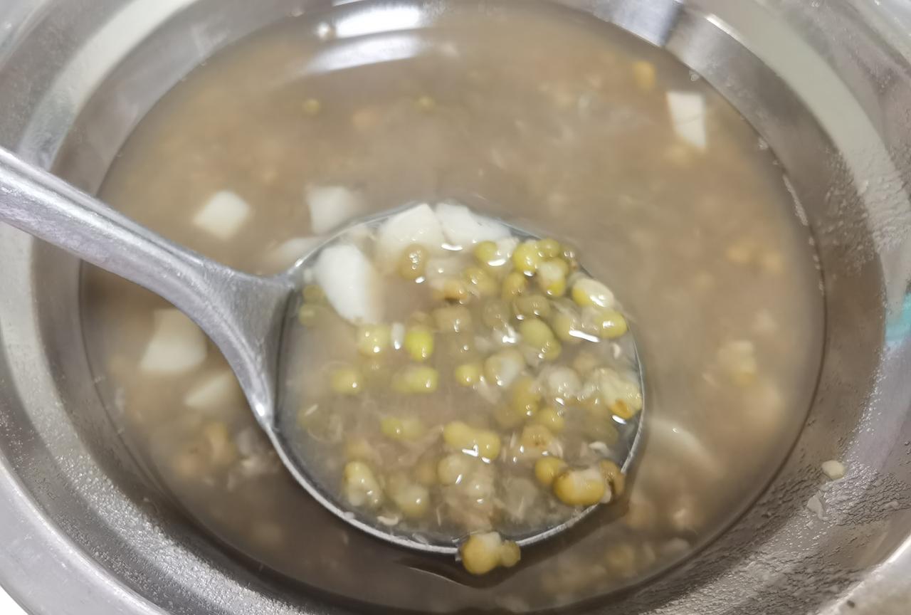 哪怕住了十年，还是不太适应广东的高温高湿天气。不同于北方干热，广东是湿热并存。
