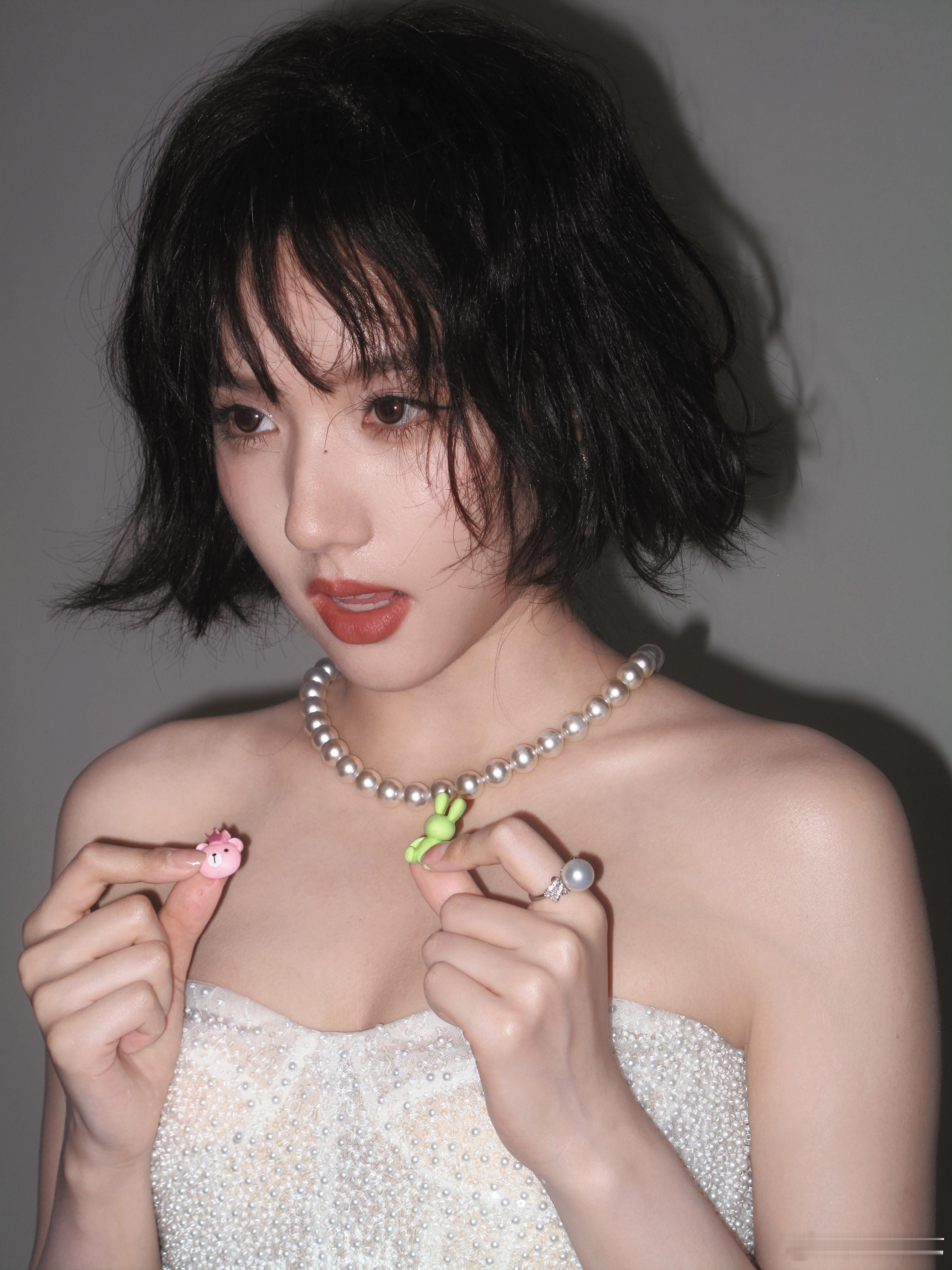 谁给苏晓彤做的造型苏晓彤短发温柔挂女生真的很适配这种慵懒短发，不刻意做作，颜值看