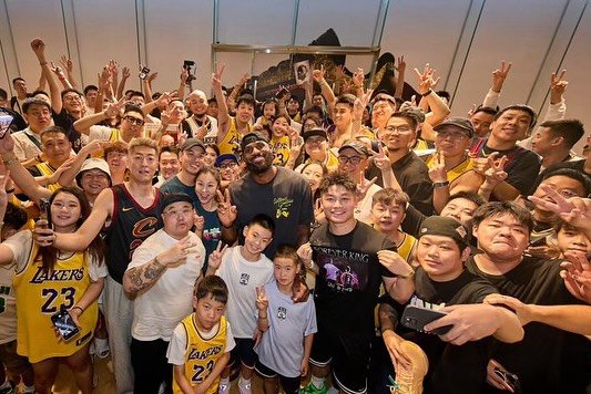 “篮球是连接彼此的桥梁”(via LeBron James / IG)詹姆斯人民