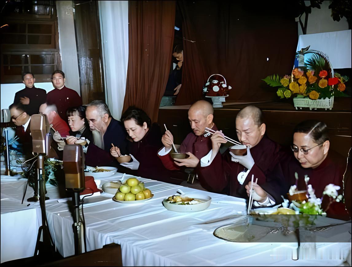 1941年，重庆，国民政府要员蒋中正、宋美龄、孙科、戴季陶和于右任等人等人在庆祝