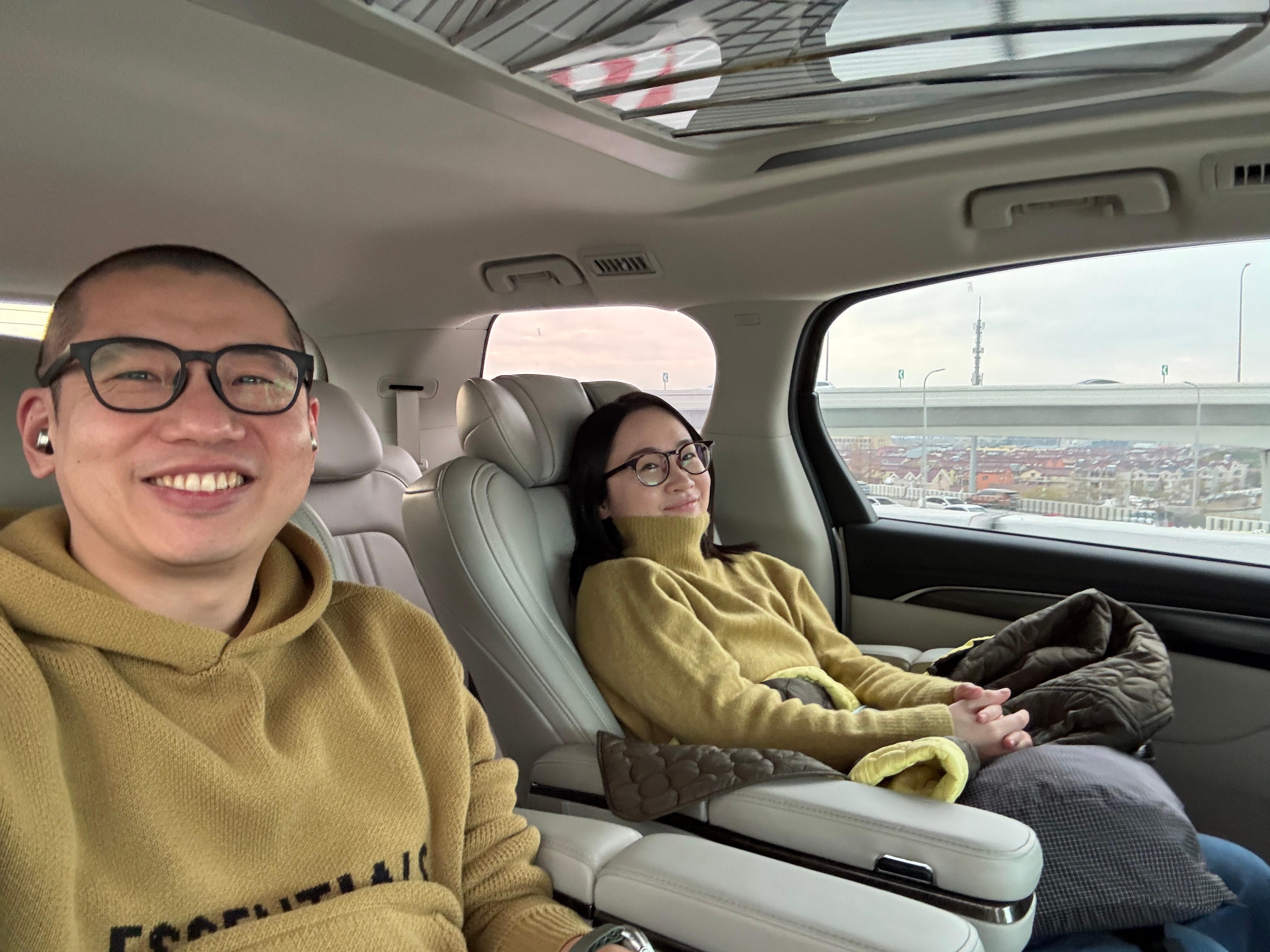 穿着廖老师送我的好东西同款卫衣，在上海跟赵赵吃莱莱小笼喝咖啡。  