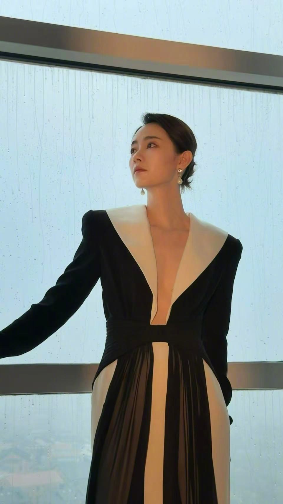 刘雅瑟深v开到腰了直接被北京国际电影节开幕式LOOK拿捏！深V设计勾勒优雅身姿，