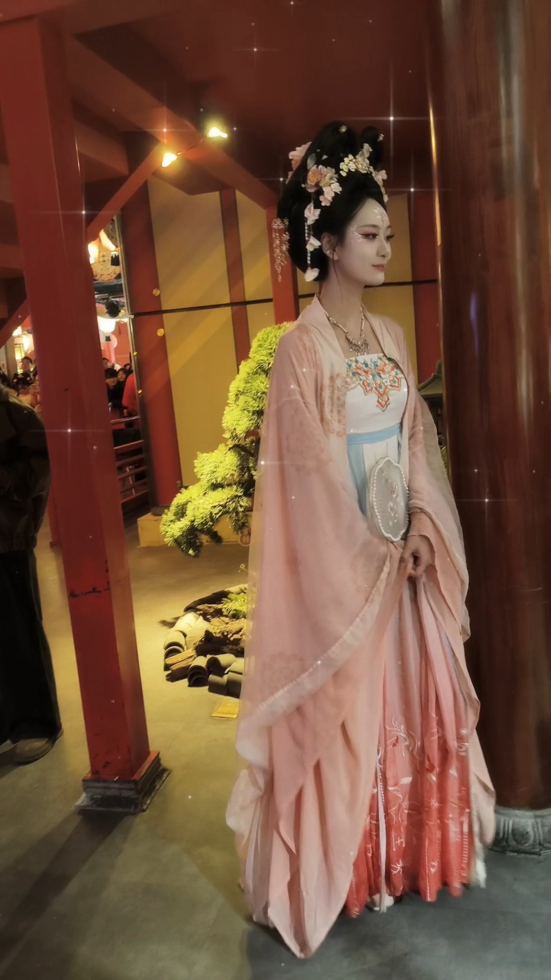 这个花魁小姐姐好漂亮，他还跟我牵手手，感觉可以再排十分钟 ​​​
