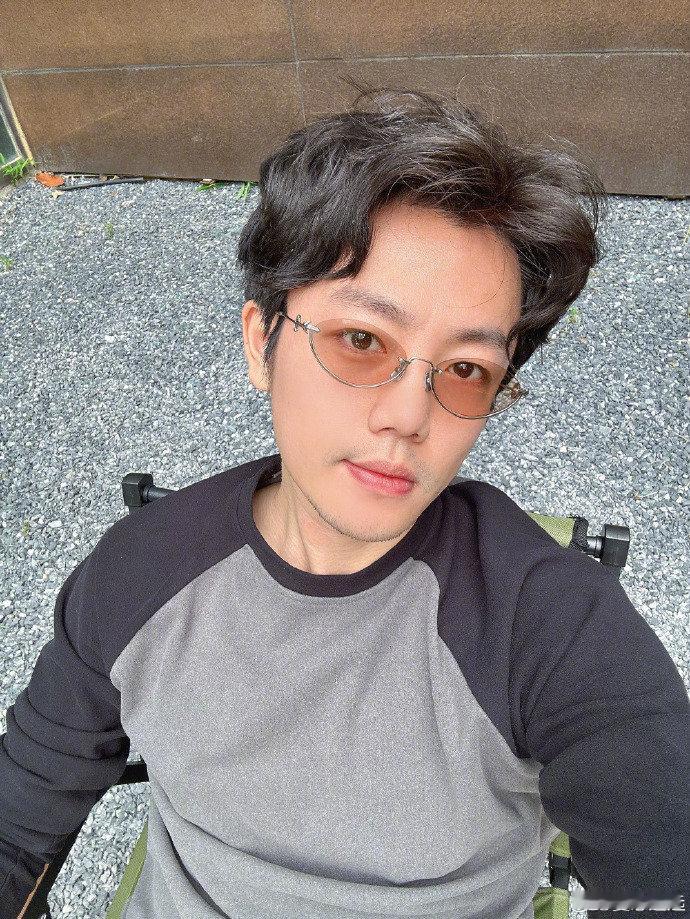夏志远 剧组应该让她赔钱赔到新加坡夏志远发文疑似讨论李凯馨事件 演员夏志远发文疑