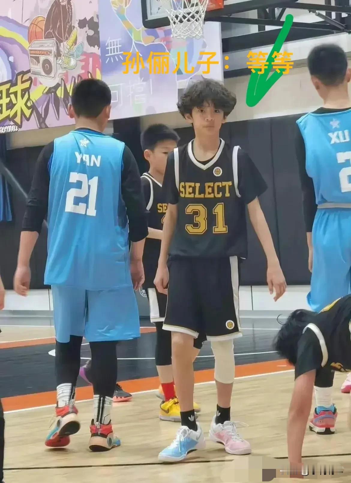 孙俪和邓超儿子看上去很高啊，脸型像孙俪，但五官又能看出邓超的影子。

一头蓬松卷