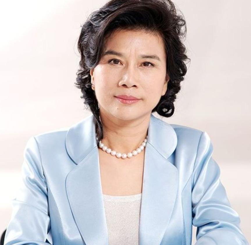 2014年，董明珠换掉格力代言人成龙，记者问她：“您是觉得代言费太贵了吗？”本以