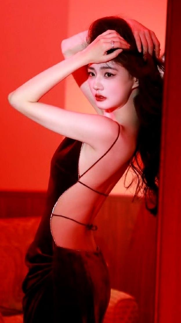 徐璐腰臀比封神！红黑光影黑裙写真，这身材谁看了不迷糊！

徐璐这组写真直接美到我