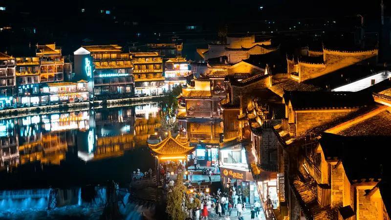 夜游湖南凤凰古城，简直是一场视觉与感官的盛宴。2026年3月14日晚就有好多游客