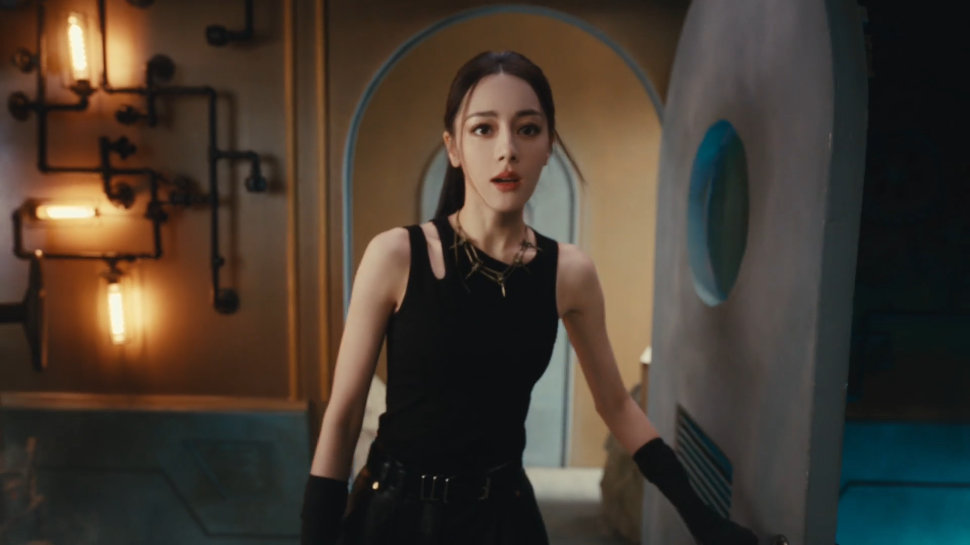#迪丽热巴打戏流畅度# 黑衣女神迪丽热巴，英气逼人！她的打戏不仅流畅度极高，而且