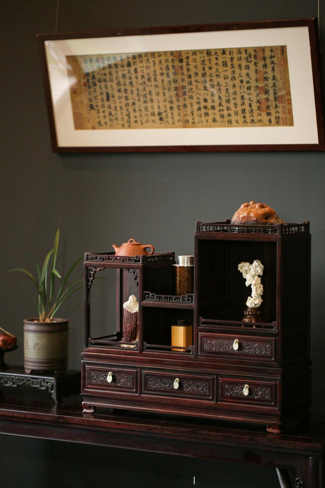 小叶紫檀 | 博古台式架取上等紫檀木精工细制而成，以镂雕拐子纹牙饰装置台架四角。