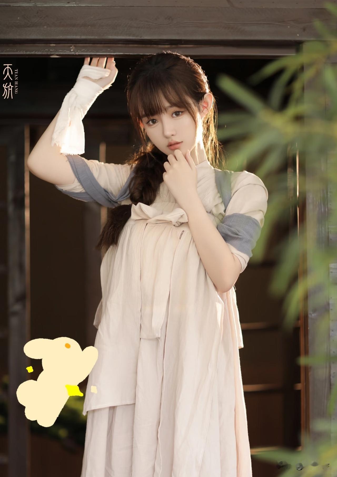 古风少女，优雅动人，仿佛穿越时空的仙女。