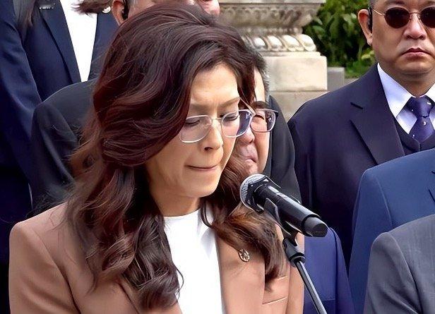 郑丽文称最希望带回去的礼物是和平中山陵前郑丽文哽咽了，国民党最大的敌人，从来不是