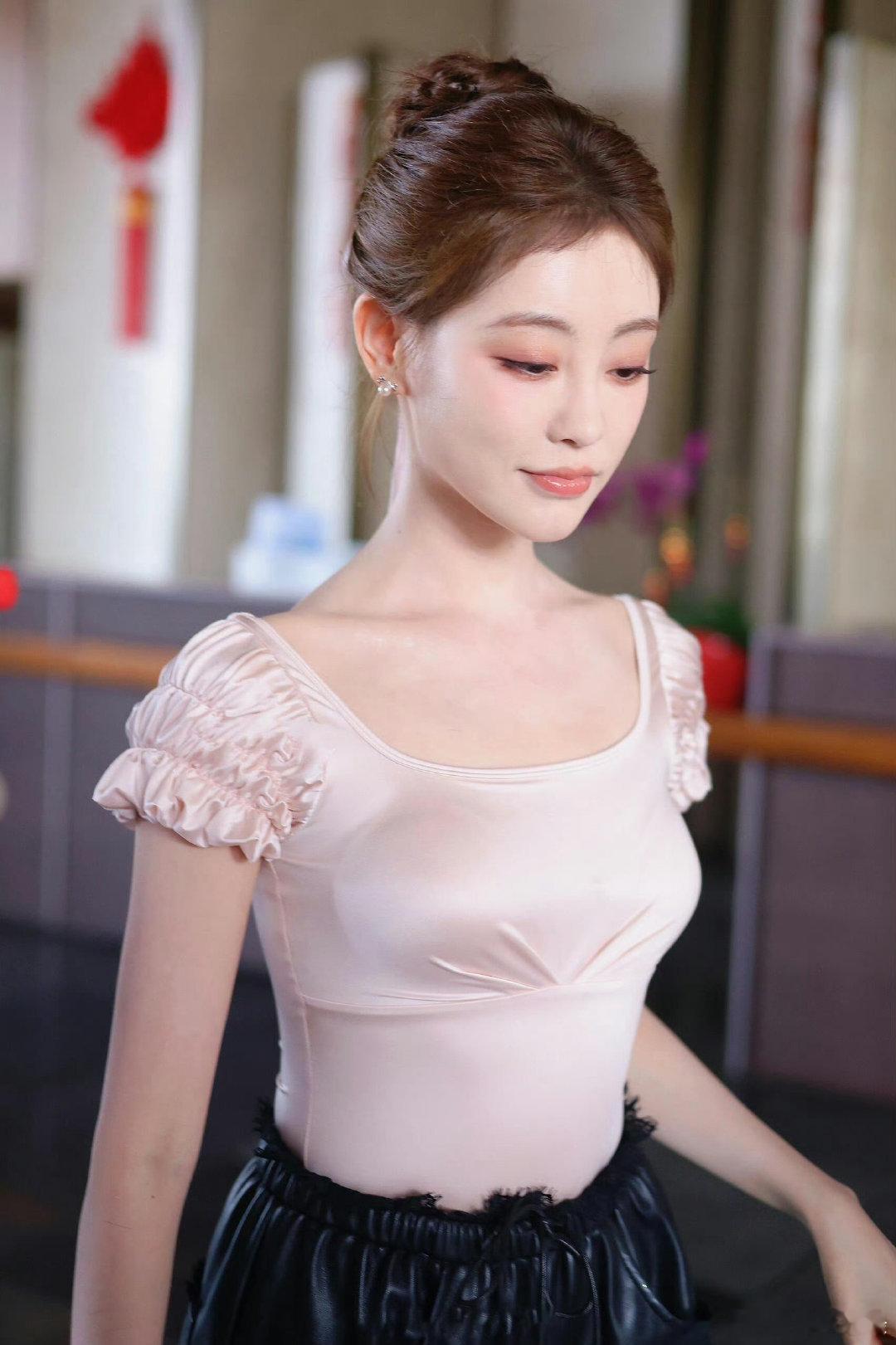 经纪人不让祝绪丹体重低于80斤乘风2025一边是祝绪丹被劝多吃，一边是我喝口水都