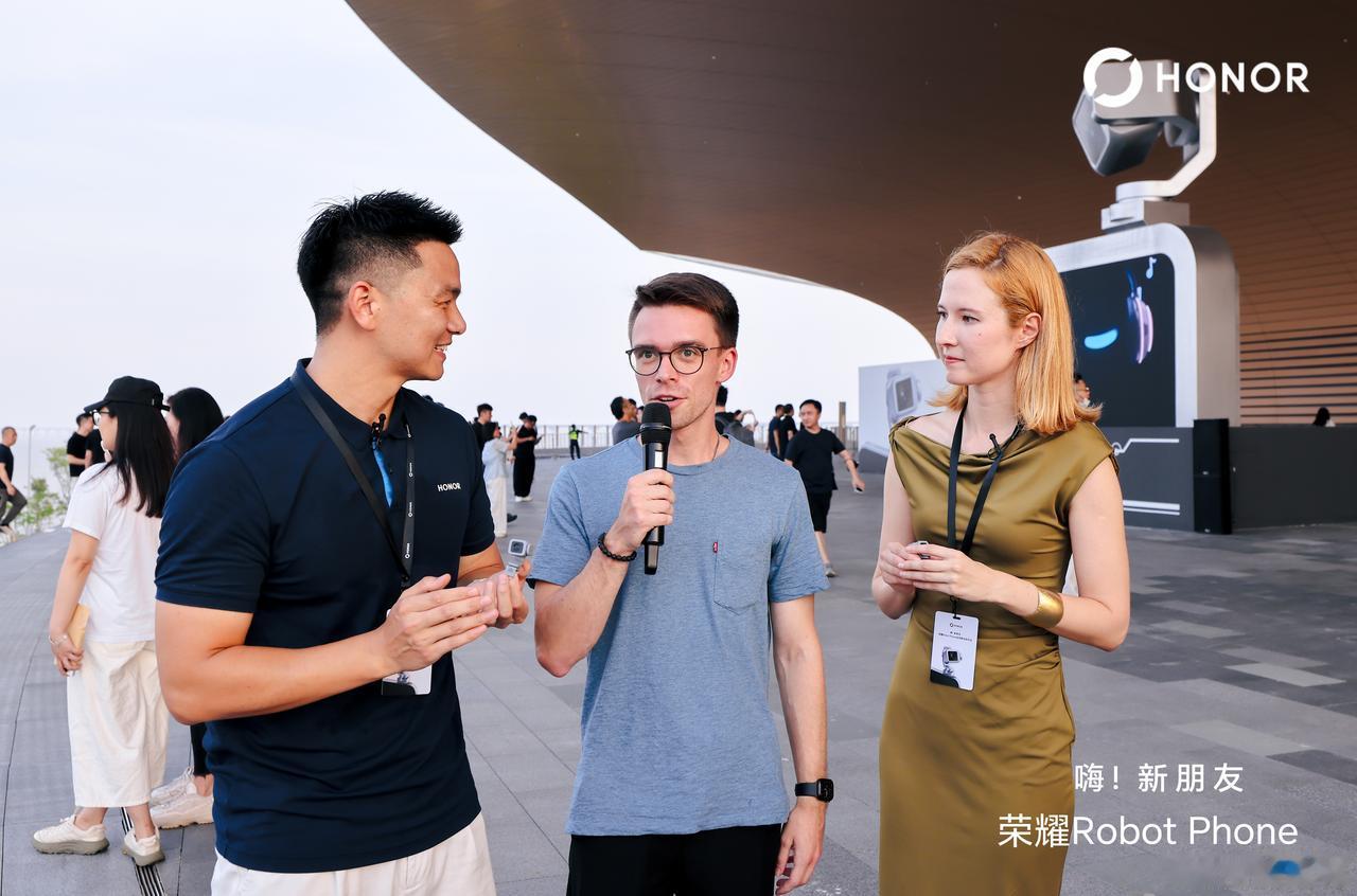 荣耀 Robot Phone 发布会现场太热闹了，看来参加这次发布会的朋友不少啊