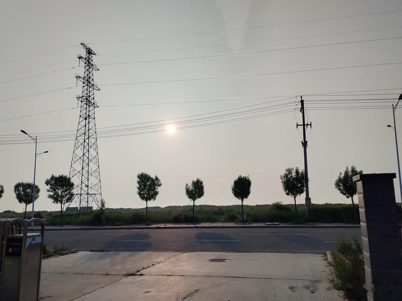 众友友早上好！
今天是6月20日星期六，日出时间4.45分，日落时间7.36分，
