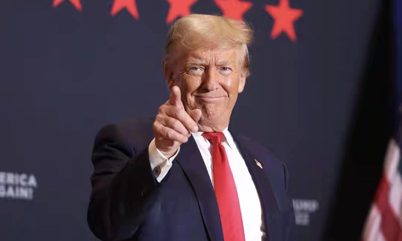 中方明牌警告美国，
话音刚落，
特朗普改口了，不敢再提卡中俄脖子

特朗普与美国