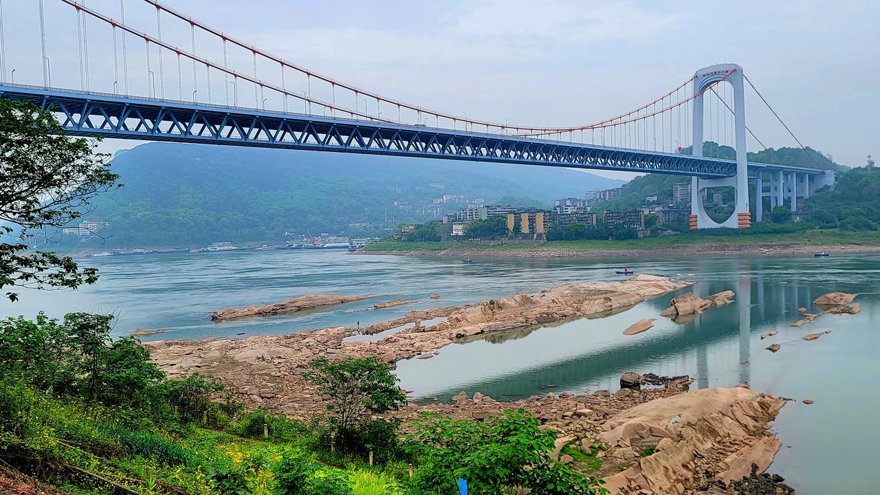 郭家沱大挢下的风景 
郭家沱长江大桥下的风景，只有退水后，才有这独特的风景线。