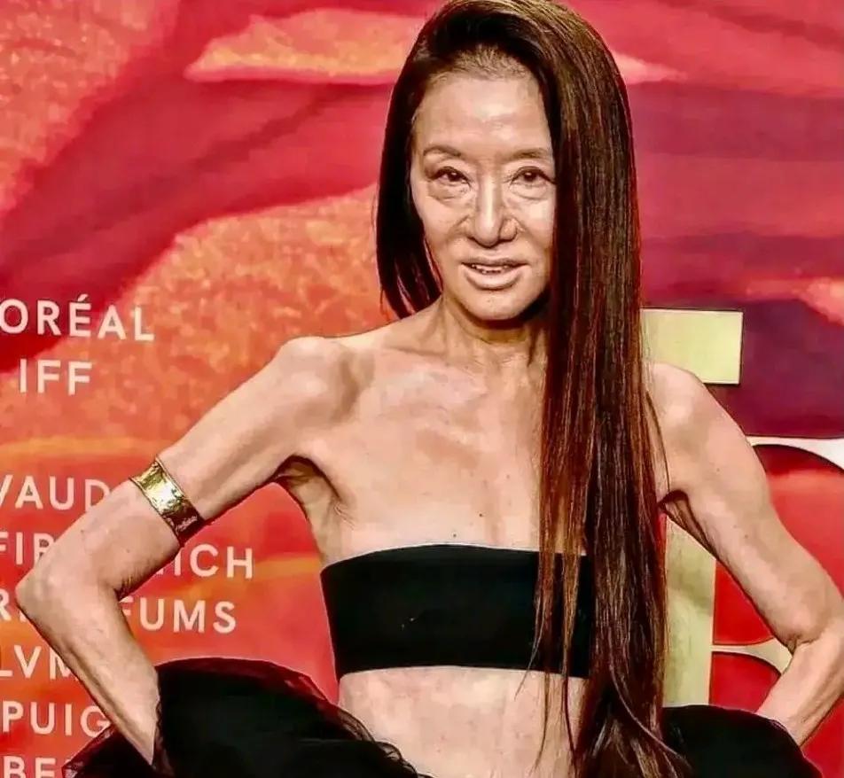 这老太太真是太吓人了。75岁了，就应该穿符合自己年纪的衣服。虽然她一直活跃在时尚