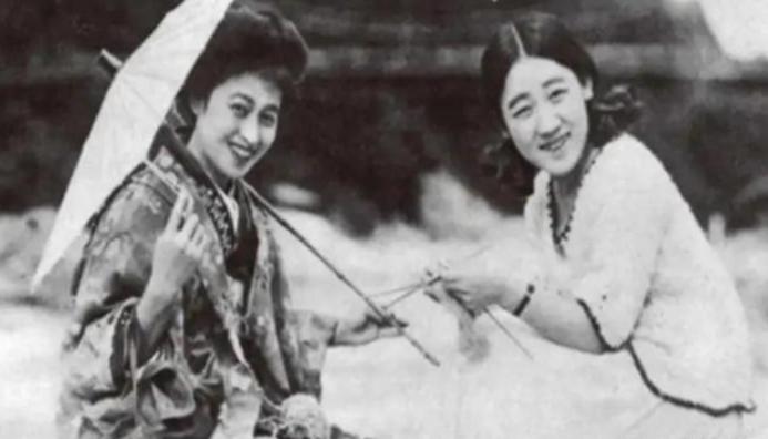 1958年，距离春节还有五天。 
 
金默玉正在家里忙年，门突然被敲开了。来人没