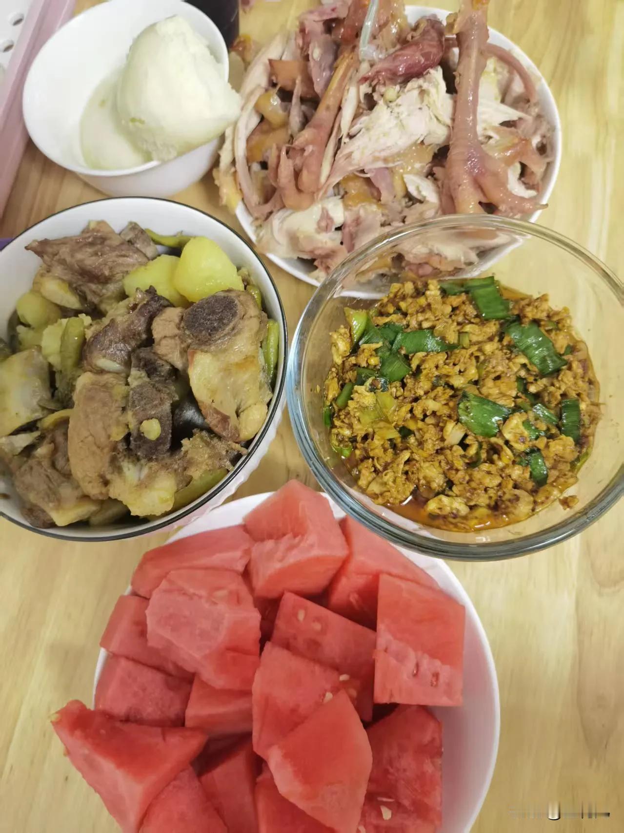 生活，
什么是生活，
烟火气就是最好的生活。

一家人一起在饭桌前吃饭，
聊聊工
