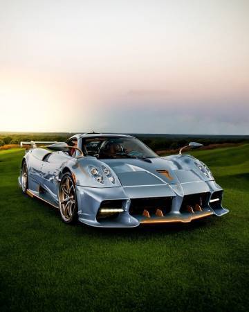 帕加尼 Huayra Imola，来自意大利的机械浪漫。冰蓝车漆辅以金色线条点缀
