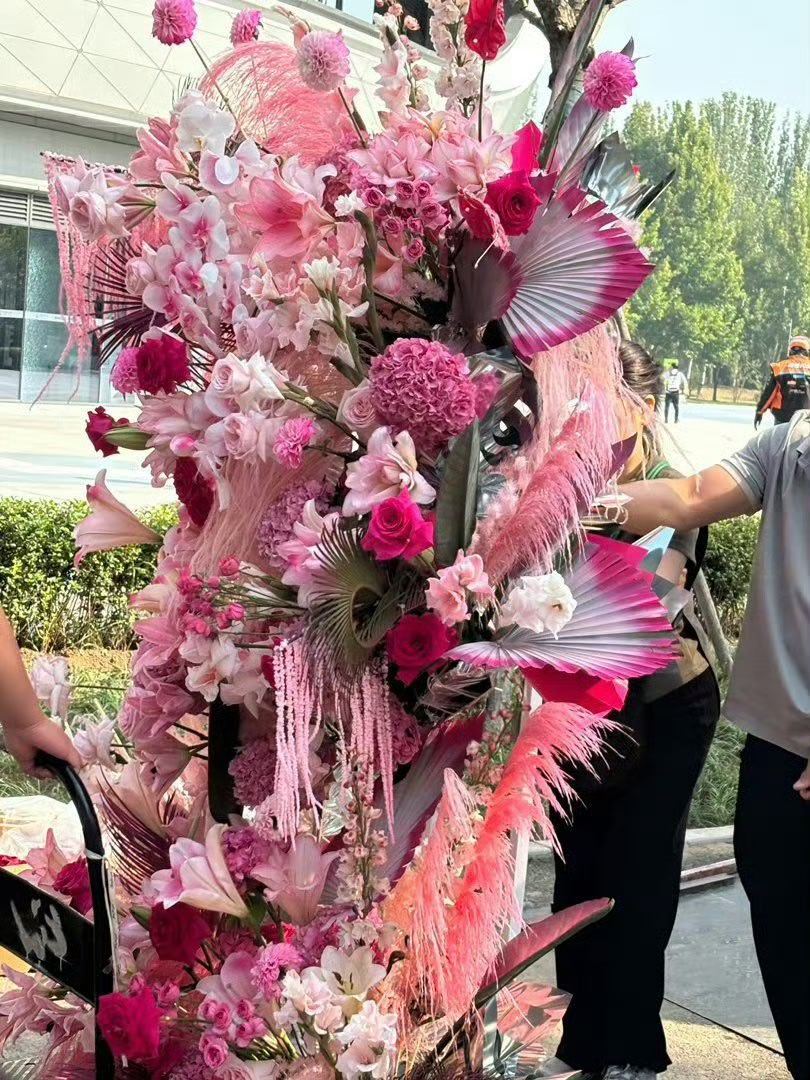 迪丽热巴见面会花篮 刚参加完迪丽热巴的粉丝见面会，现场氛围太棒，真的超级幸福[心